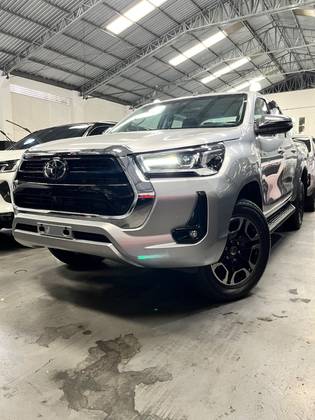 TOYOTA HILUX 2.8 D-4D TURBO DIESEL CD SRX 4X4 AUTOMÁTICO